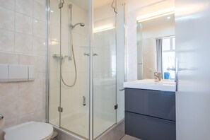 Dusche, Haartrockner, Handtücher