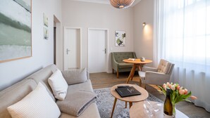Ein modernes Wohnzimmer mit einer Couch, einem Couchtisch, einer Lampe und einer Vase mit Blumen.