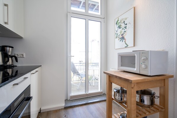 Køleskab, mikrobølgeovn, opvaskemaskine, kaffe-/temaskine