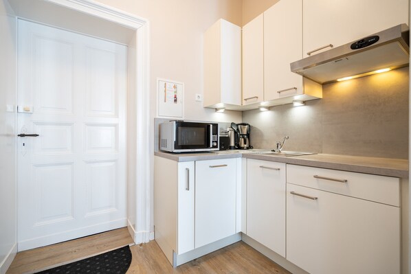 Fridge, microwave, dishwasher, coffee/tea maker