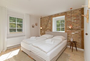 6 bedrooms, in-room safe, travel crib, WiFi