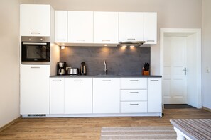 Kühlschrank, Ofen, Geschirrspüler, Wasserkocher mit Kaffee-/Teezubehör