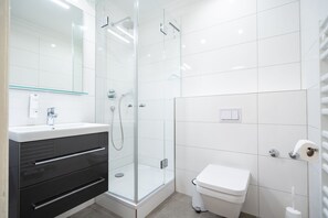 Douche, sèche-cheveux, serviettes fournies