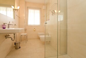 淋浴设施、吹风机、毛巾