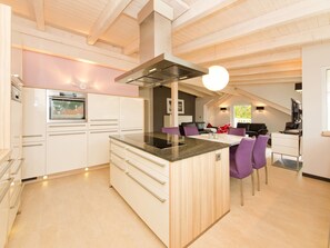 Kühlschrank, Ofen, Geschirrspüler, Wasserkocher mit Kaffee-/Teezubehör