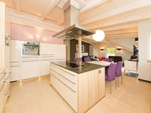 Køleskab, ovn, opvaskemaskine, kaffe-/temaskine