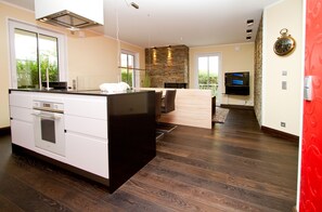 Kühlschrank, Ofen, Geschirrspüler, Wasserkocher mit Kaffee-/Teezubehör