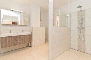 Douche, sèche-cheveux, serviettes fournies