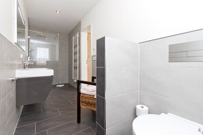 Douche, sèche-cheveux, serviettes fournies