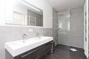 Een douche, een haardroger, handdoeken