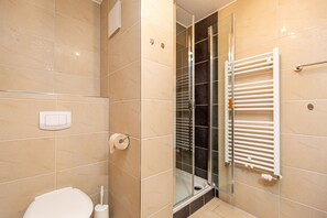 Suihku, hiustenkuivaaja, pyyhkeet