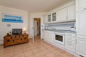 Refrigerador, horno, lavavajillas y cafetera y tetera 