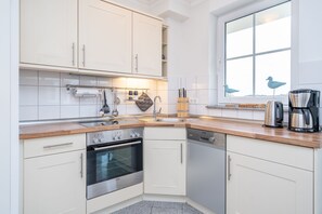 Kühlschrank, Ofen, Geschirrspüler, Wasserkocher mit Kaffee-/Teezubehör