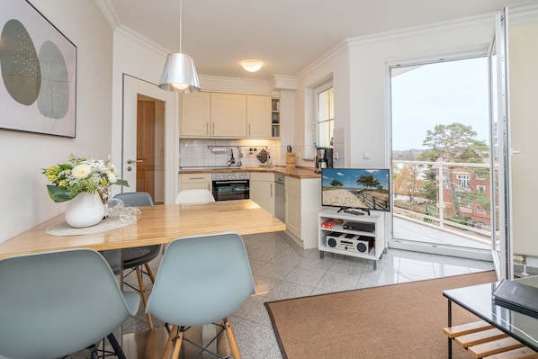 Fridge, oven, dishwasher, coffee/tea maker