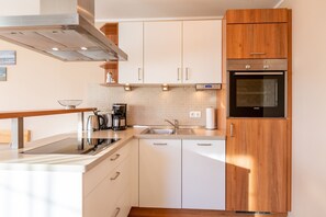 Køleskab, ovn, opvaskemaskine, kaffe-/temaskine