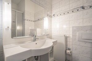 Regadera, secadora de cabello, toallas 