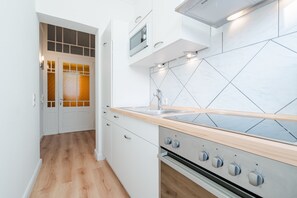 Kylskåp, mikrovågsugn, ugn och diskmaskin