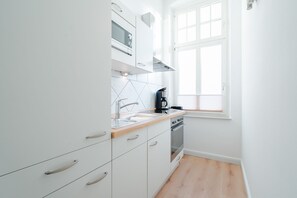 Cafetière-théière, réfrigérateur, four à micro-ondes, un four