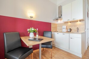 Wasserkocher mit Kaffee-/Teezubehör, Kühlschrank, Geschirrspüler