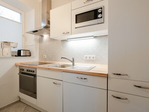 Kühlschrank, Mikrowelle, Ofen, Geschirrspüler