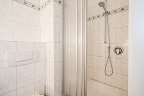 Douche, sèche-cheveux, serviettes fournies