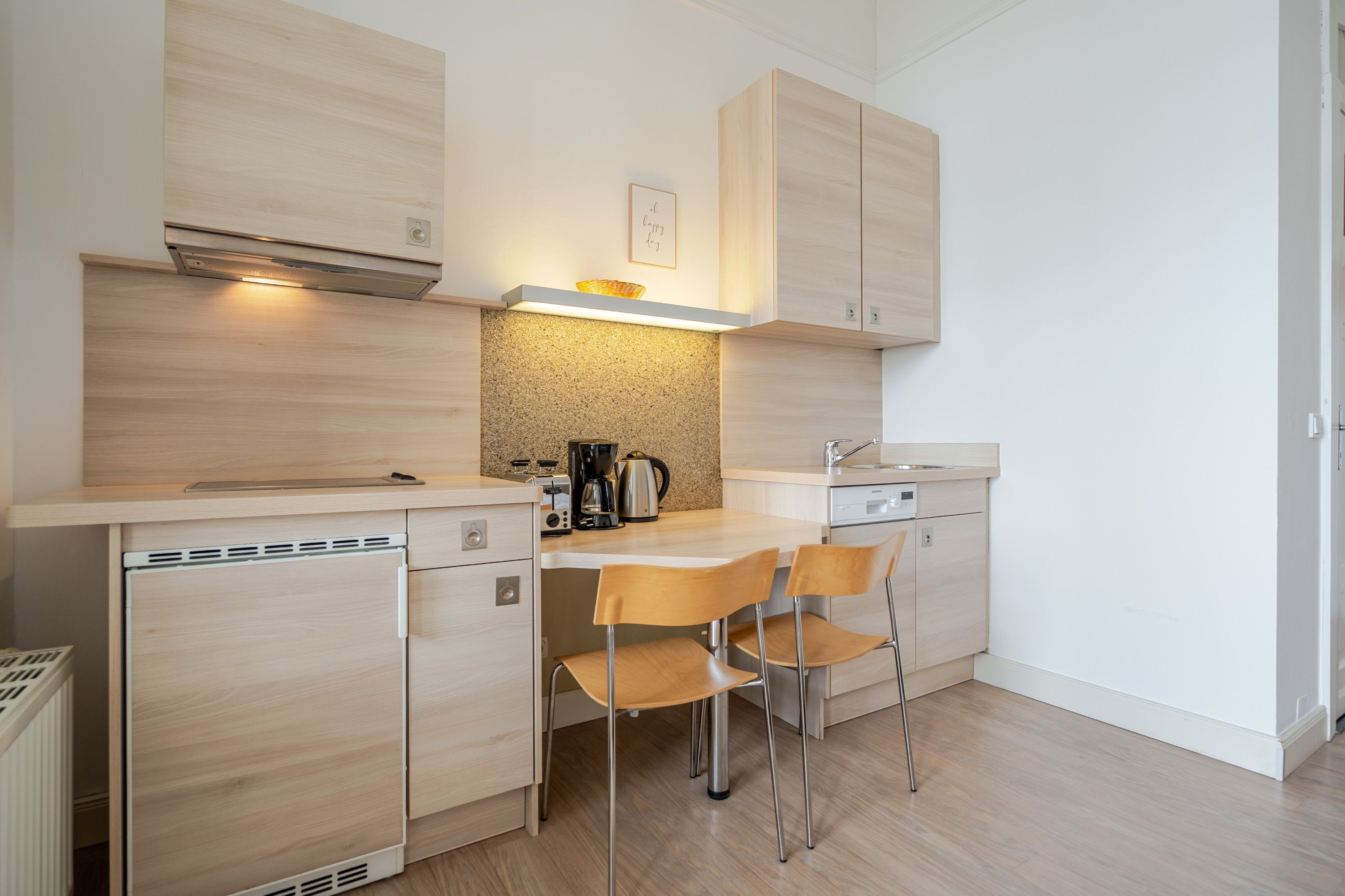 Coffee/tea maker, fridge, dishwasher, electric kettle