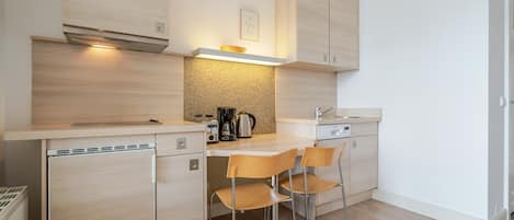 Coffee/tea maker, fridge, dishwasher, electric kettle