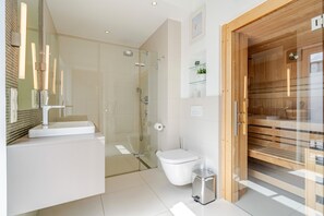 Shower, hair dryer, towels
