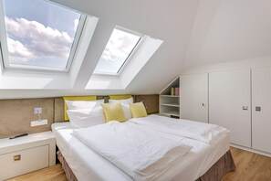 2 bedrooms, desk, WiFi, bed sheets