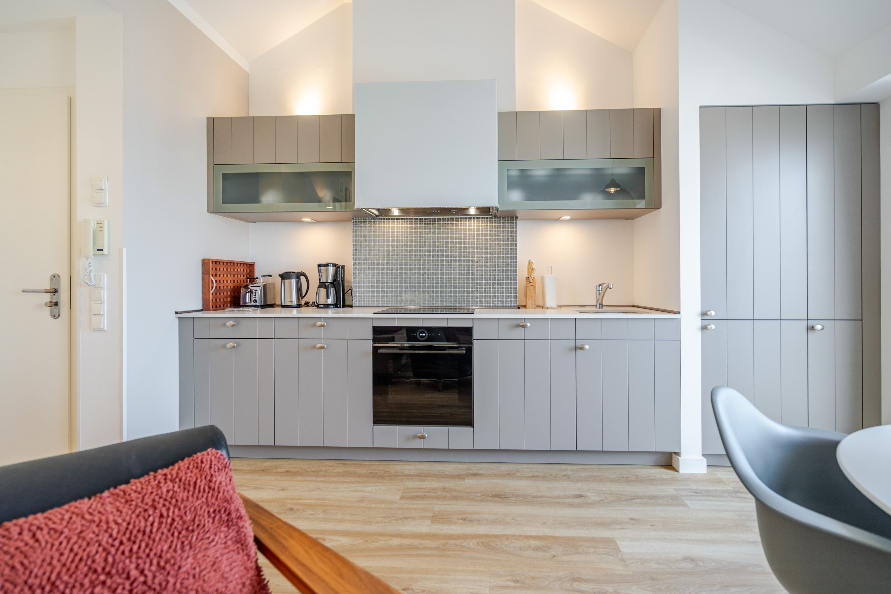 Coffee/tea maker, fridge, oven, dishwasher