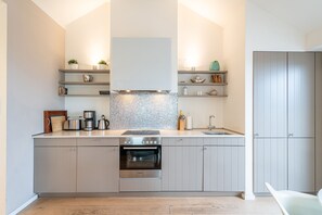 Kühlschrank, Ofen, Geschirrspüler, Wasserkocher mit Kaffee-/Teezubehör