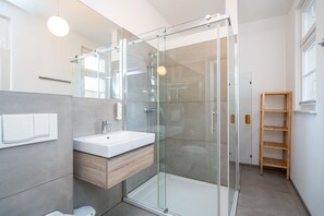 シャワー、ヘアドライヤー、タオル