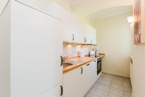 Kühlschrank, Ofen, Geschirrspüler, Wasserkocher mit Kaffee-/Teezubehör