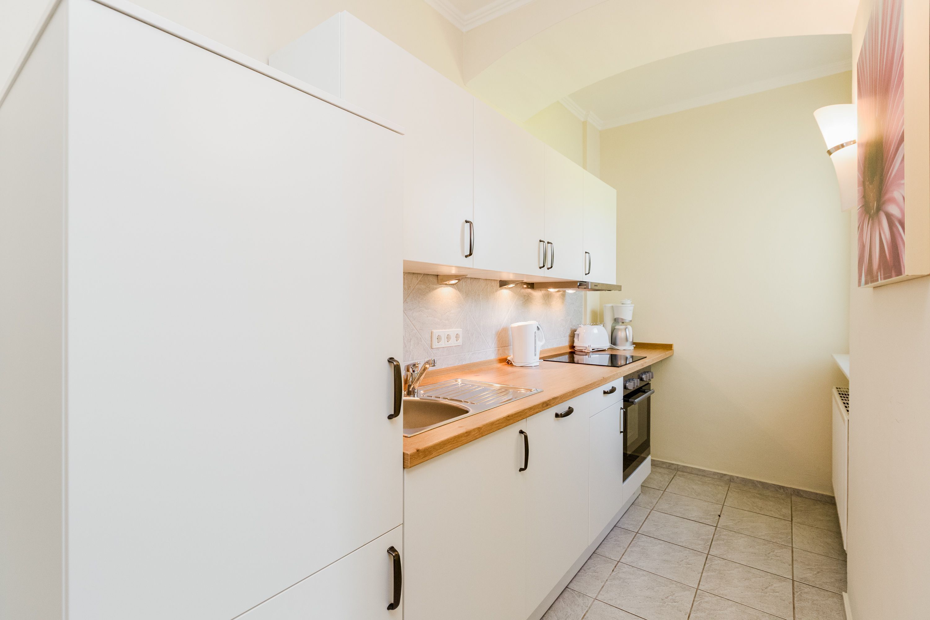 Kühlschrank, Ofen, Geschirrspüler, Wasserkocher mit Kaffee-/Teezubehör