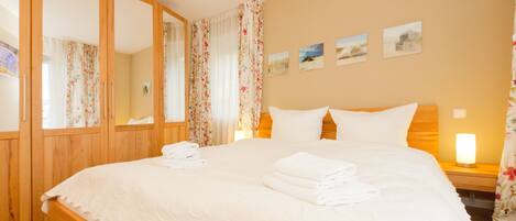 1 多间卧室、客房内保险箱、WiFi、床单