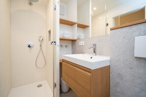 Shower, hair dryer - Villa Damaris, App. 03 (Heringsdorf)