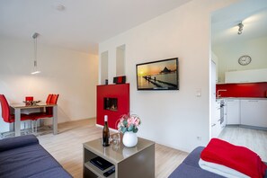 TV, fireplace