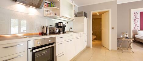 Réfrigérateur, four à micro-ondes, un four, lave-vaisselle