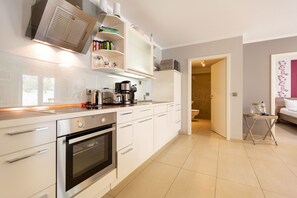 Kühlschrank, Mikrowelle, Ofen, Geschirrspüler