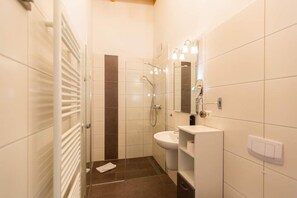 Douche, sèche-cheveux, serviettes fournies