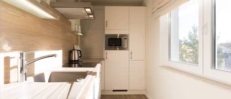 Réfrigérateur, micro-ondes, lave-vaisselle, cafetière/bouilloire