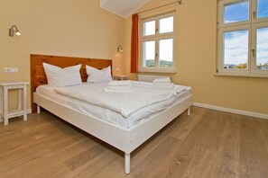 2 Schlafzimmer, Schreibtisch, Reisekinderbett, WLAN