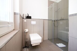 Dusche, Haartrockner, Handtücher