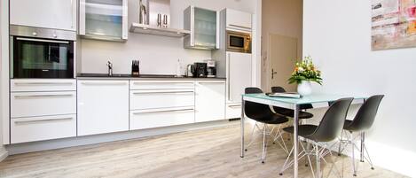 Jääkaappi, mikroaaltouuni, uuni, astianpesukone