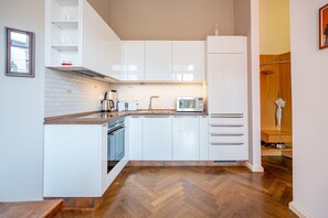 Kühlschrank, Mikrowelle, Ofen, Geschirrspüler