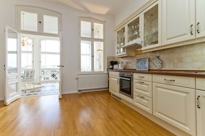 Kühlschrank, Ofen, Geschirrspüler, Wasserkocher mit Kaffee-/Teezubehör