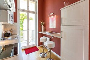 Geladeira, micro-ondas, fogão, lava-louças