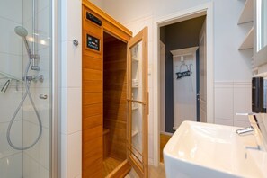 Dusche, Haartrockner, Handtücher