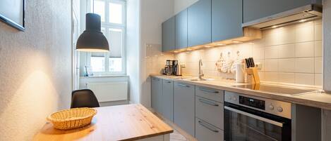 Fridge, oven, dishwasher, coffee/tea maker