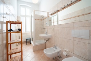 Douche, sèche-cheveux, serviettes fournies